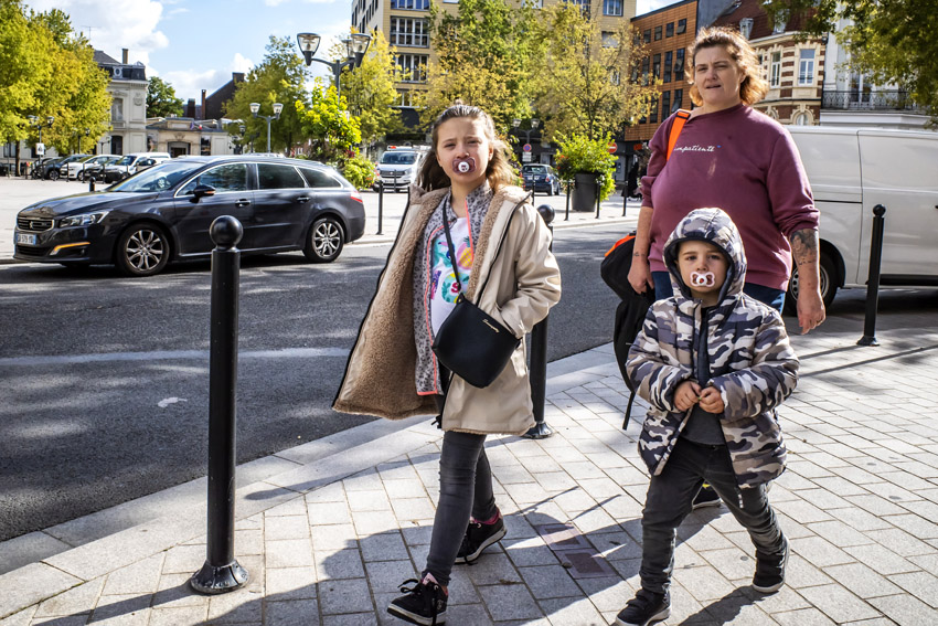 STRAATFOTOGRAFIE  De vrijheid van kijken, luisteren, voelen en slenteren.  Mijn plezier zit in het vastleggen van ‘gewone’ momenten met een verhalend karakter. Soms raadselachtig, grappig of ernstig. Het lijkt de waarheid maar is het niet. Het is de interpretatie van jou (en mij) van een moment van de werkelijkheid.